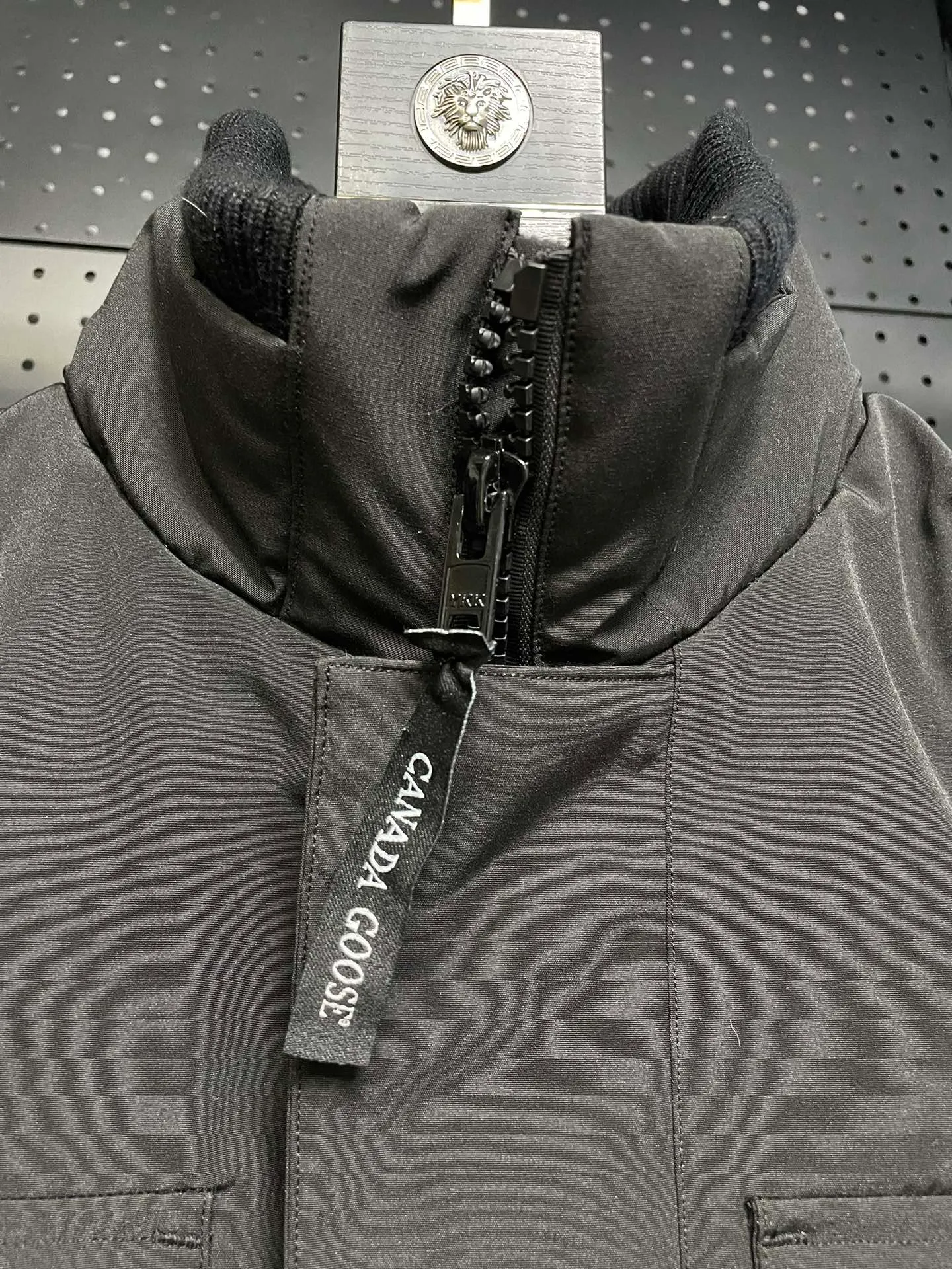 P800 forester men's new model black 24 models Canada Goose (Canada Goose) Men's model xs-xxl The highest version on the market! 🔥 Recommendation of single product for autumn and winter hard goods # Produced by OEM canada goose # The Canadian brand canada goose has always been recognized as the warmest down jacket, and its existence can often be seen in the winter street photos of various celebrities. I make Canada Goose every year, but I still can’t get rid of my love for it. No matter how cold the weather is, there’s no need to be afraid! Because this year, as always, we will provide you with ruthless goods and prepare large quantities of goods. I believe that the market has become a bit chaotic, but we are not afraid. Only good things are competitive, not comparing prices! No one is stupid enough to quote a high price and send old customers away! Look at price in the short term and quality in the long term! If you care about quality, please respect its price! If what you want is cheap, please don't expect good quality! You get what you pay for, this is the rule of the market! We really value quality. It is only worn by the one who understands you! Filling content: 90 international standard duck down! I won’t say much more, everyone sells their own goods! Regarding the down content, you can feel it with your hands. There is nothing wrong with good down. Another customer said that the clothes are very light, but the ones on the market are very heavy. For us insiders, adding some filament to the clothes will make them look bulging and heavy. But we won't do that! 🔥Pure original fidelity! 🔥Everyone who has been cooperating with us in the past few years knows that the large-scale wholesale market products are incomparable to us. You are welcome to visit the brick cabinet and then come to my home to buy! It is the legendary warmest down jacket. A goose and a single layer of clothing can withstand minus 20 degrees Celsius! Known as a must-have for Arctic outdoor sports! The most popular down jacket in the world, celebrities are rushing to buy it, it is a must-have!